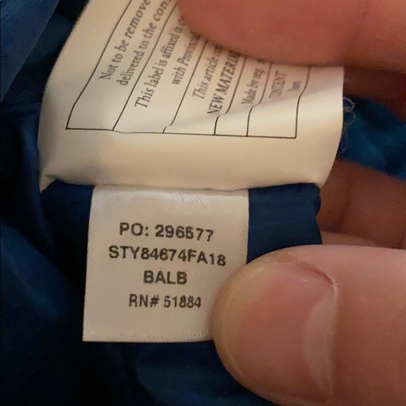 Patagonia down jacket folds into pillow - Picture 3 of 9